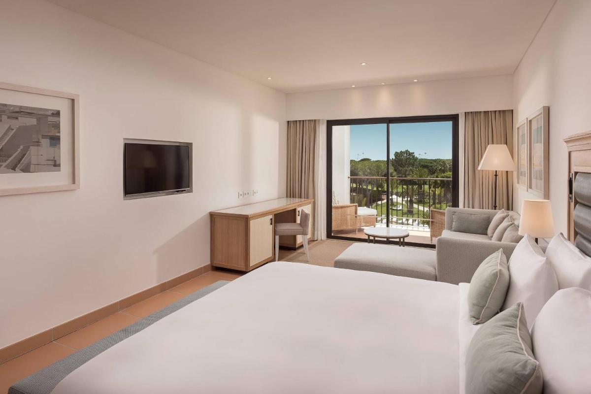 Uma cama ou camas num quarto em Pine Cliffs Ocean Suites, a Luxury Collection Resort & Spa, Algarve