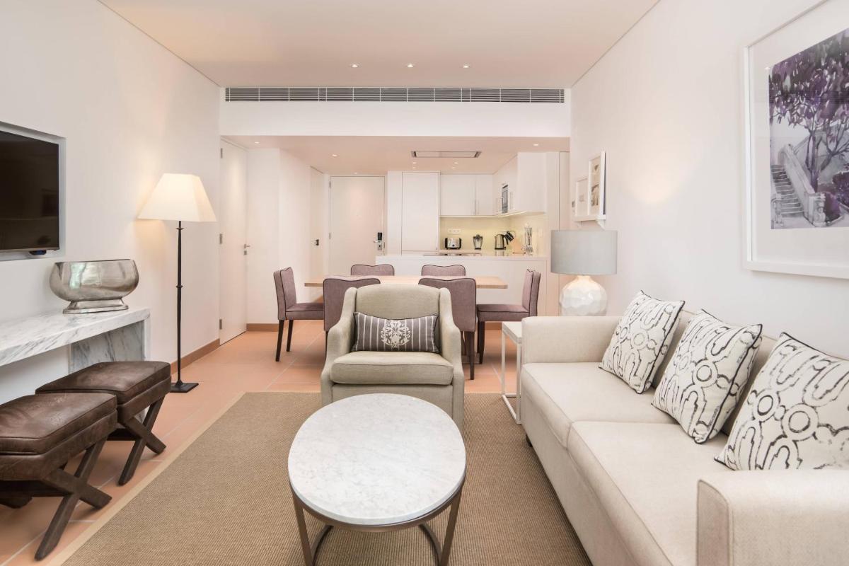 Uma área de estar em Pine Cliffs Ocean Suites, a Luxury Collection Resort & Spa, Algarve