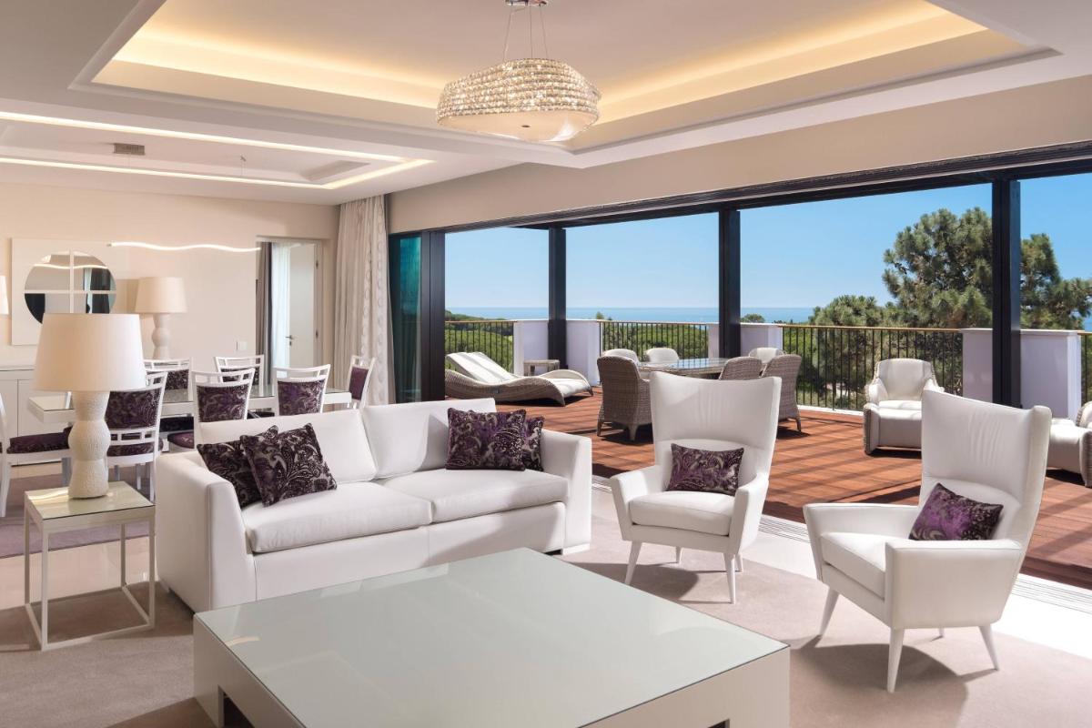 Uma área de estar em Pine Cliffs Ocean Suites, a Luxury Collection Resort & Spa, Algarve
