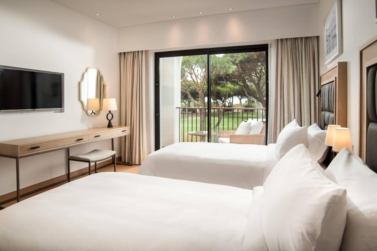 Uma cama ou camas num quarto em Pine Cliffs Ocean Suites, a Luxury Collection Resort & Spa, Algarve