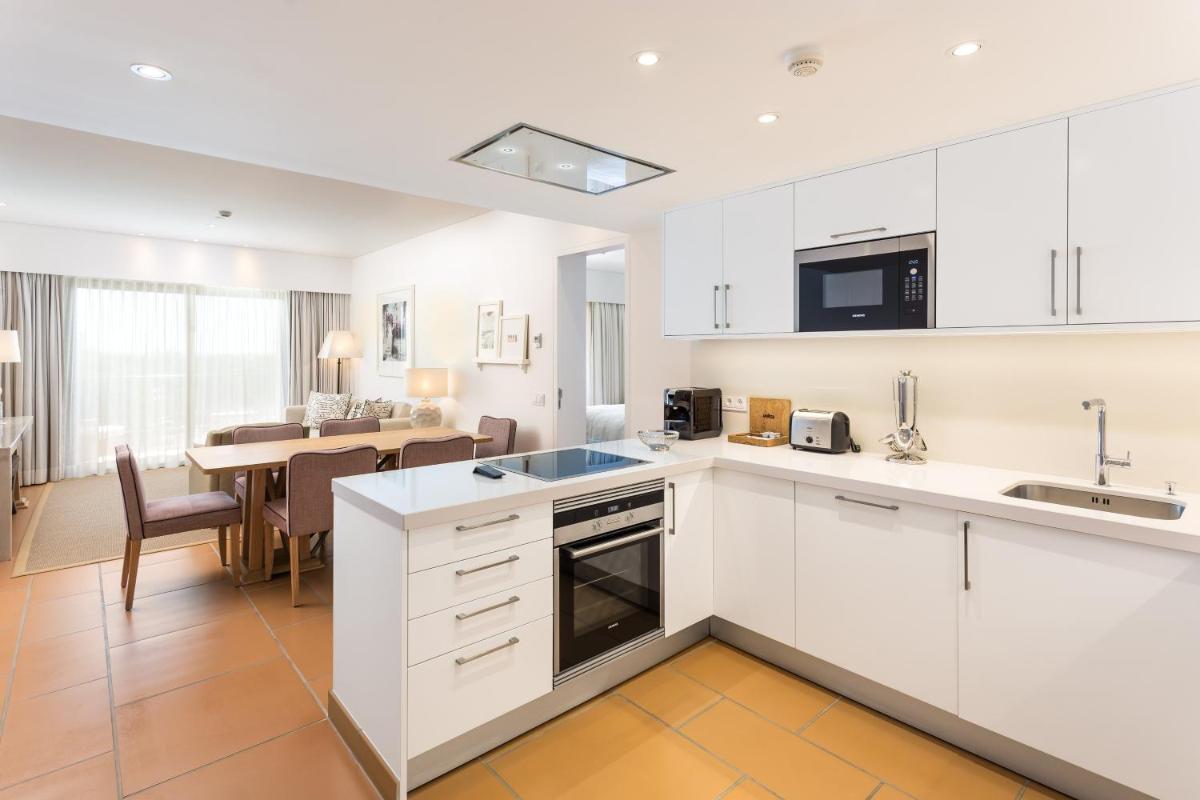 A cozinha ou kitchenette de Pine Cliffs Ocean Suites, a Luxury Collection Resort & Spa, Algarve