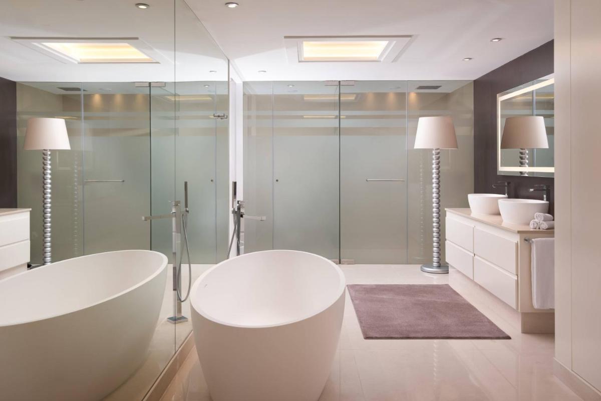 Uma casa de banho em Pine Cliffs Ocean Suites, a Luxury Collection Resort & Spa, Algarve