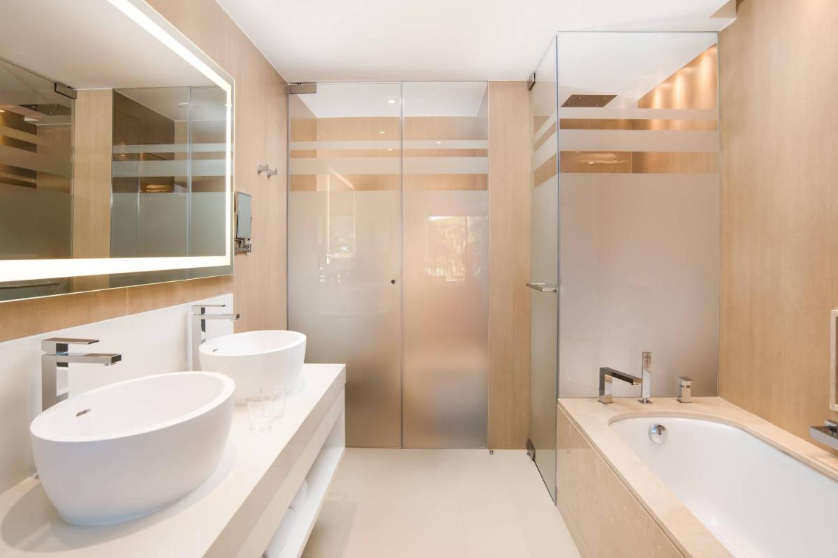 Uma casa de banho em Pine Cliffs Ocean Suites, a Luxury Collection Resort & Spa, Algarve