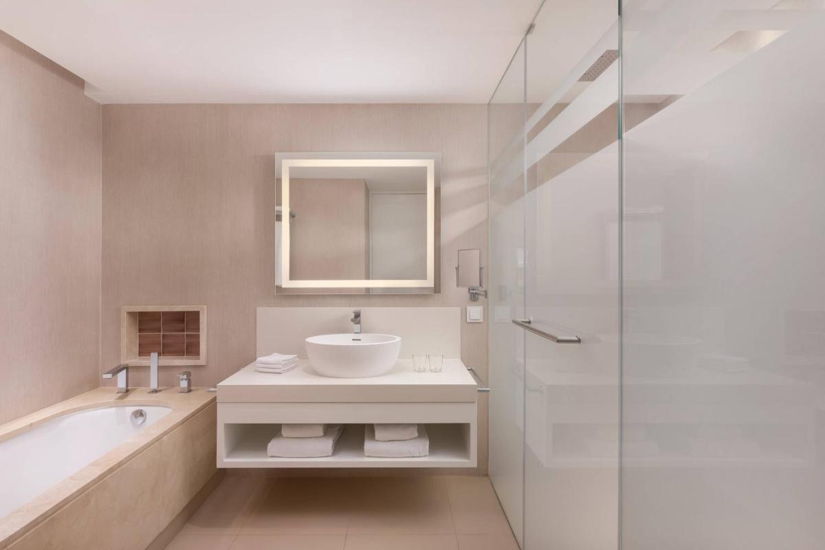 Uma casa de banho em Pine Cliffs Ocean Suites, a Luxury Collection Resort & Spa, Algarve