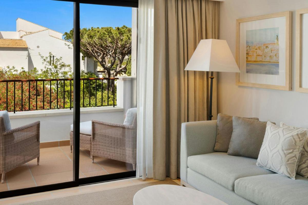 Uma área de estar em Pine Cliffs Ocean Suites, a Luxury Collection Resort & Spa, Algarve