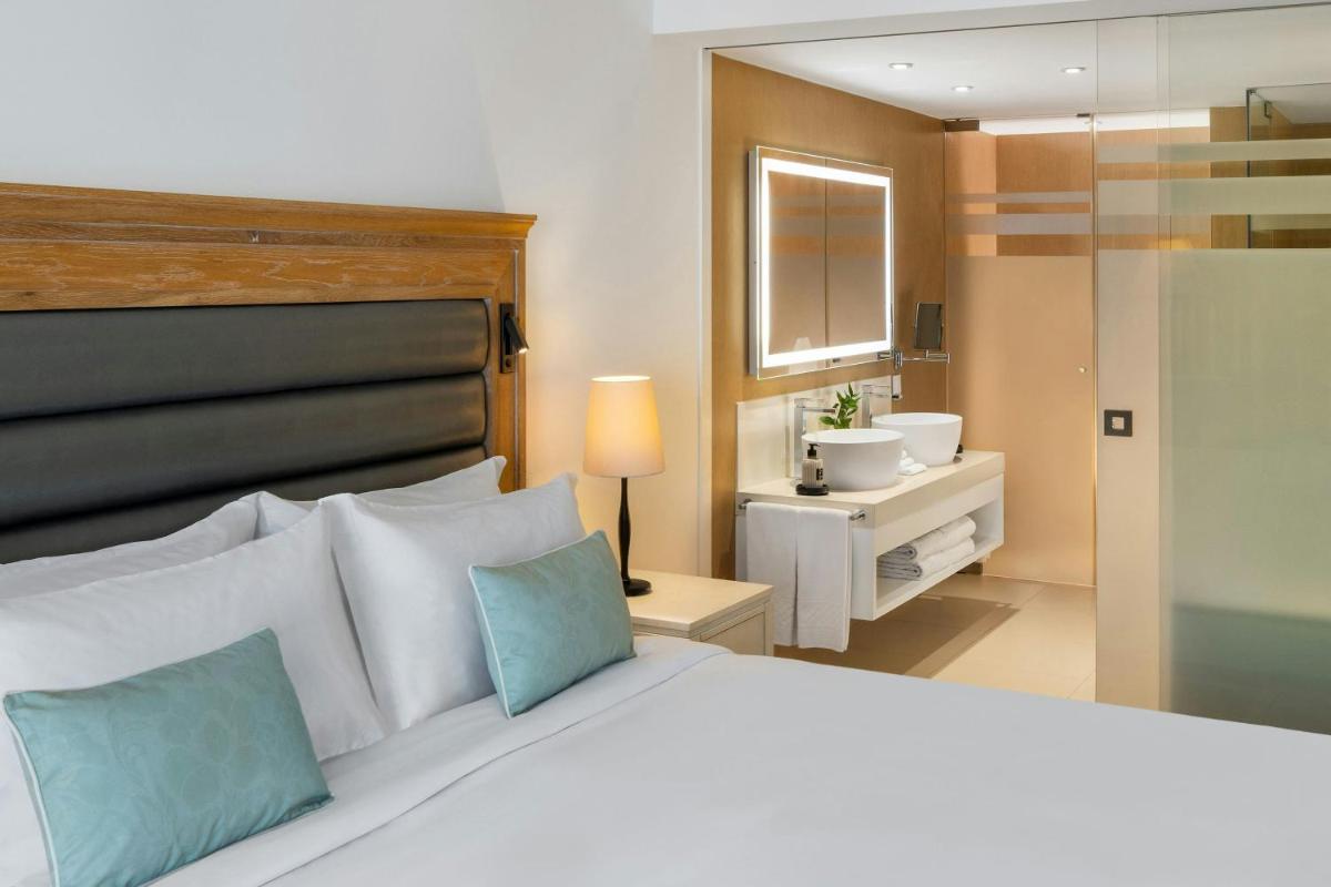 Uma cama ou camas num quarto em Pine Cliffs Ocean Suites, a Luxury Collection Resort & Spa, Algarve