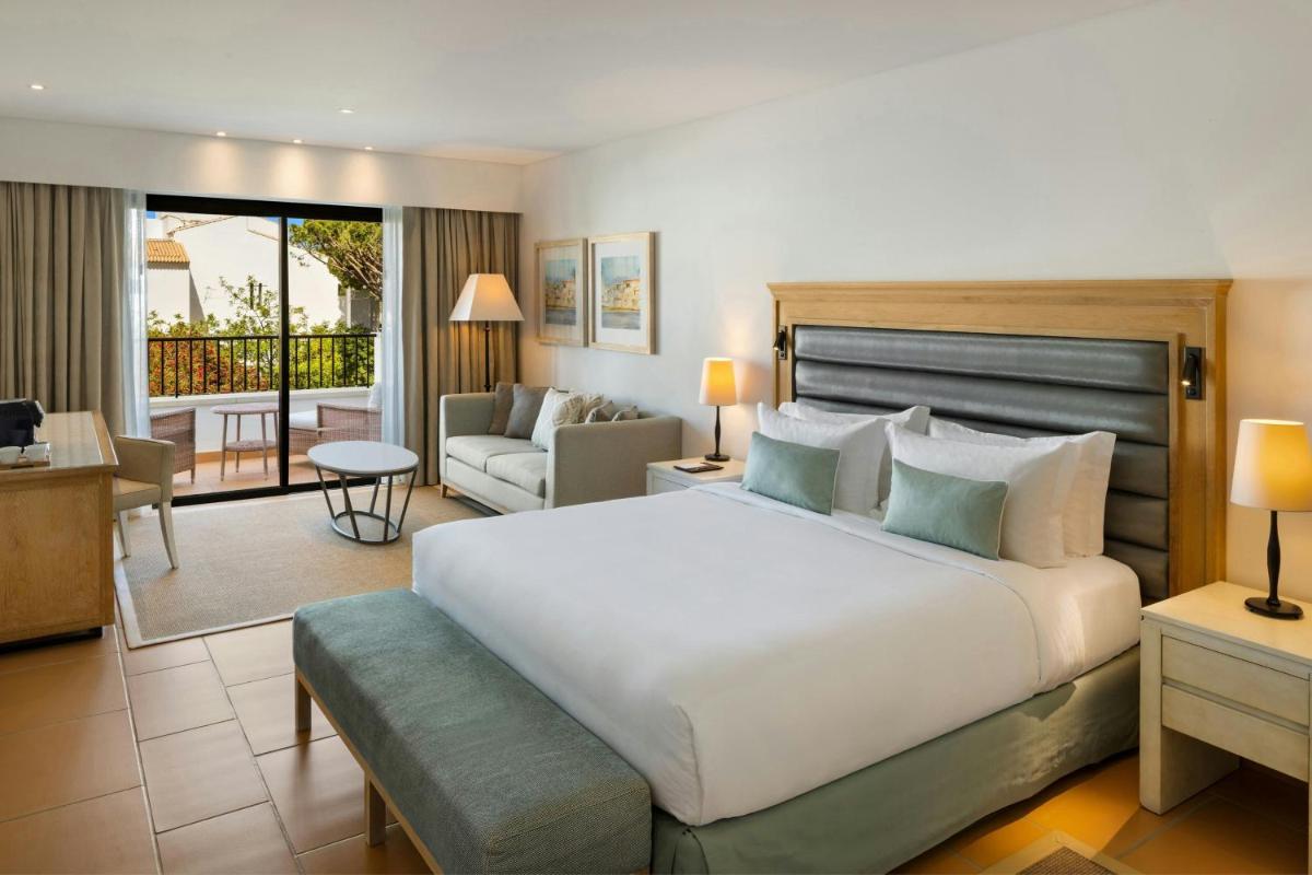 Uma cama ou camas num quarto em Pine Cliffs Ocean Suites, a Luxury Collection Resort & Spa, Algarve