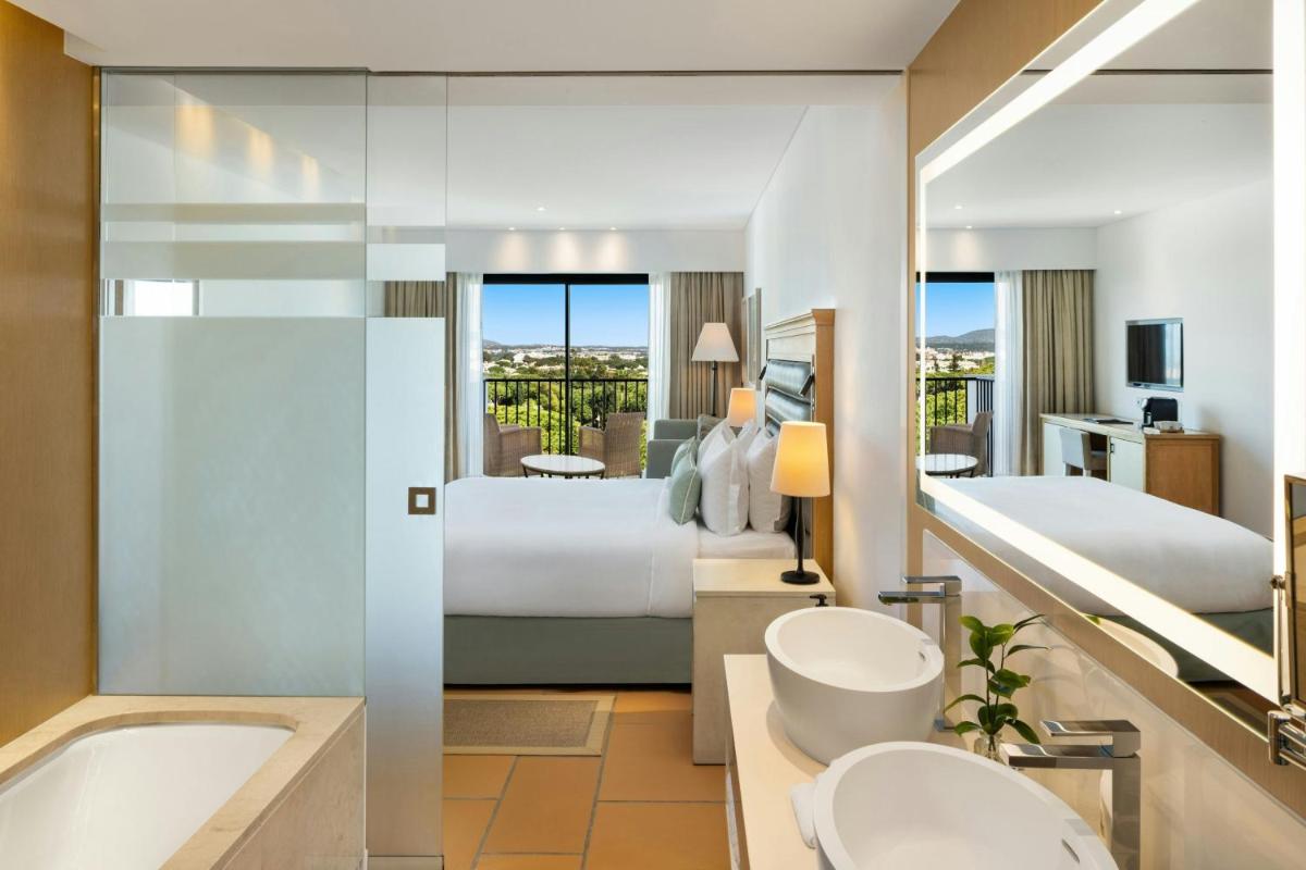 Uma casa de banho em Pine Cliffs Ocean Suites, a Luxury Collection Resort & Spa, Algarve