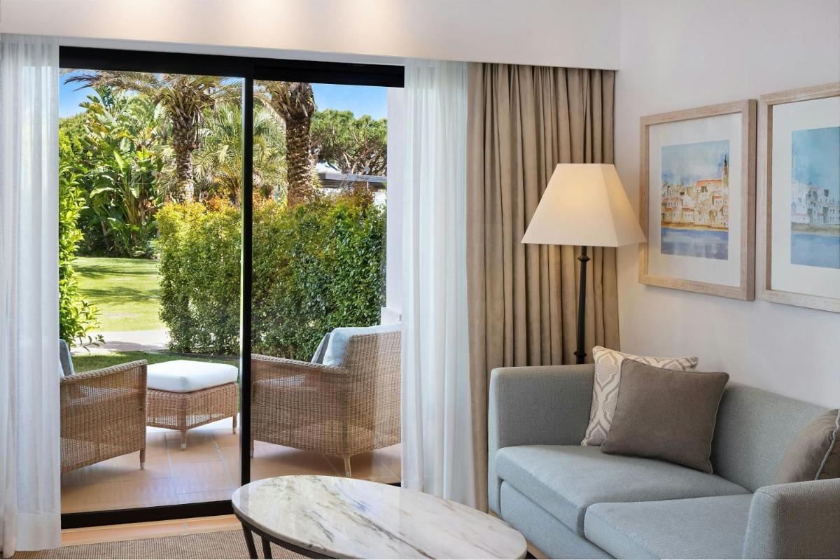 Uma área de estar em Pine Cliffs Ocean Suites, a Luxury Collection Resort & Spa, Algarve