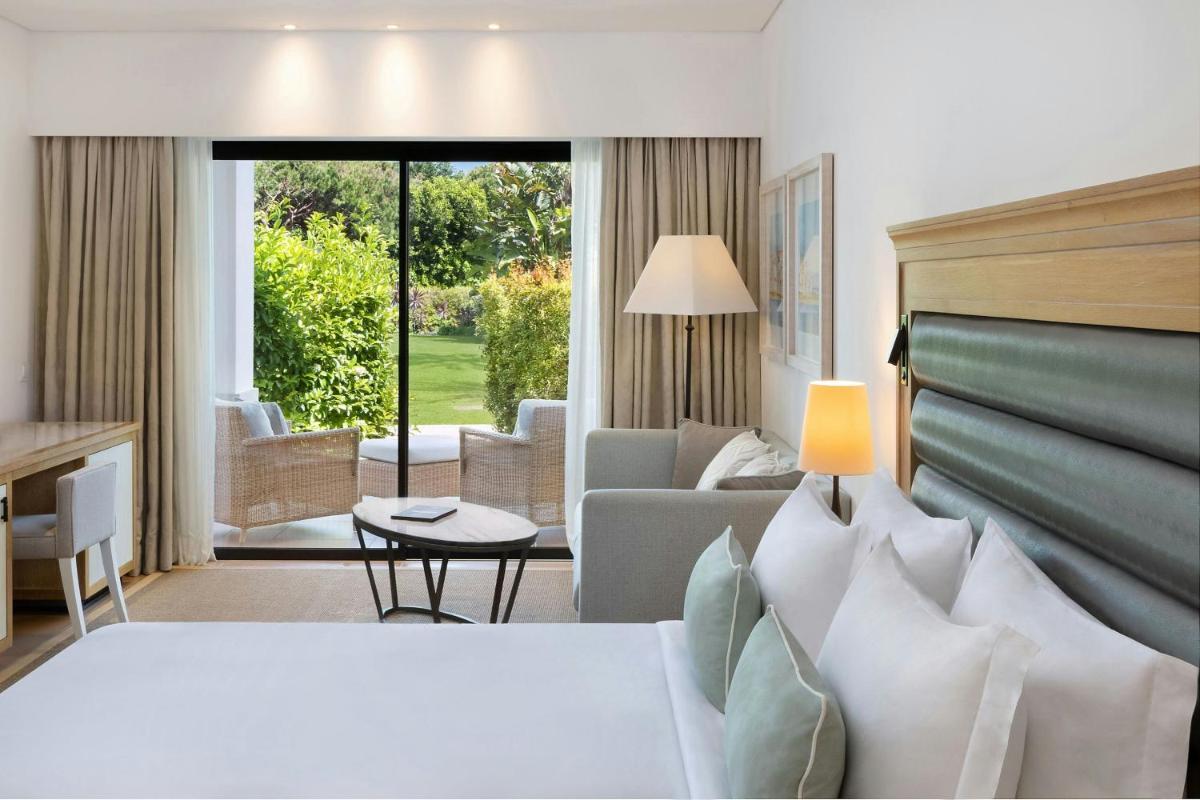 Uma cama ou camas num quarto em Pine Cliffs Ocean Suites, a Luxury Collection Resort & Spa, Algarve