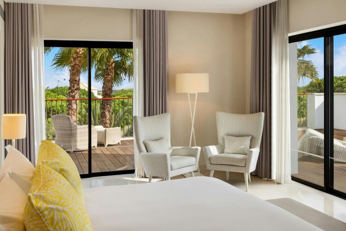 Uma área de estar em Pine Cliffs Ocean Suites, a Luxury Collection Resort & Spa, Algarve