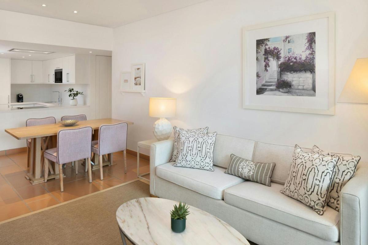 Uma área de estar em Pine Cliffs Ocean Suites, a Luxury Collection Resort & Spa, Algarve