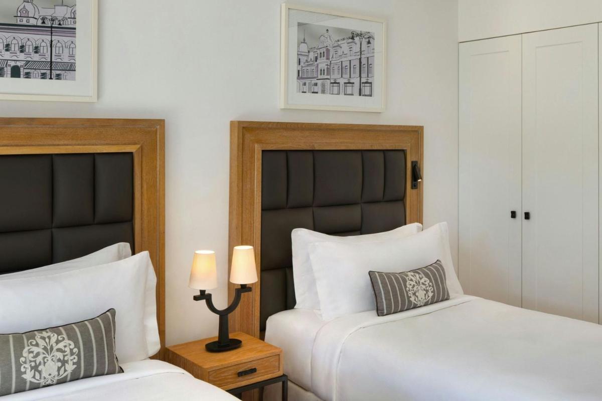 Uma cama ou camas num quarto em Pine Cliffs Ocean Suites, a Luxury Collection Resort & Spa, Algarve