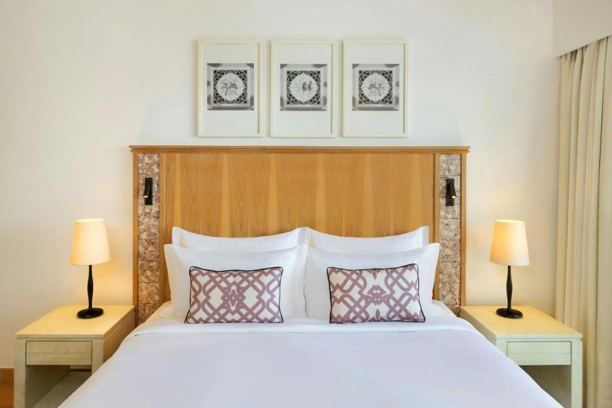 Uma cama ou camas num quarto em Pine Cliffs Ocean Suites, a Luxury Collection Resort & Spa, Algarve