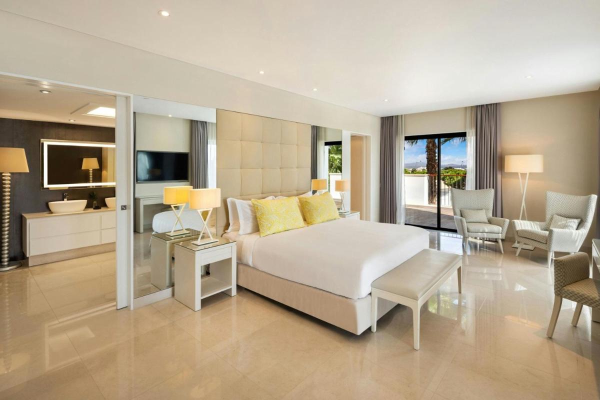 Uma cama ou camas num quarto em Pine Cliffs Ocean Suites, a Luxury Collection Resort & Spa, Algarve