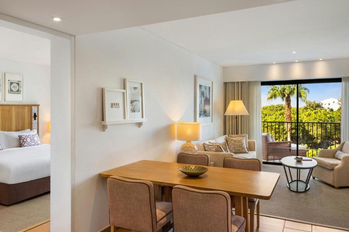 Uma cama ou camas num quarto em Pine Cliffs Ocean Suites, a Luxury Collection Resort & Spa, Algarve