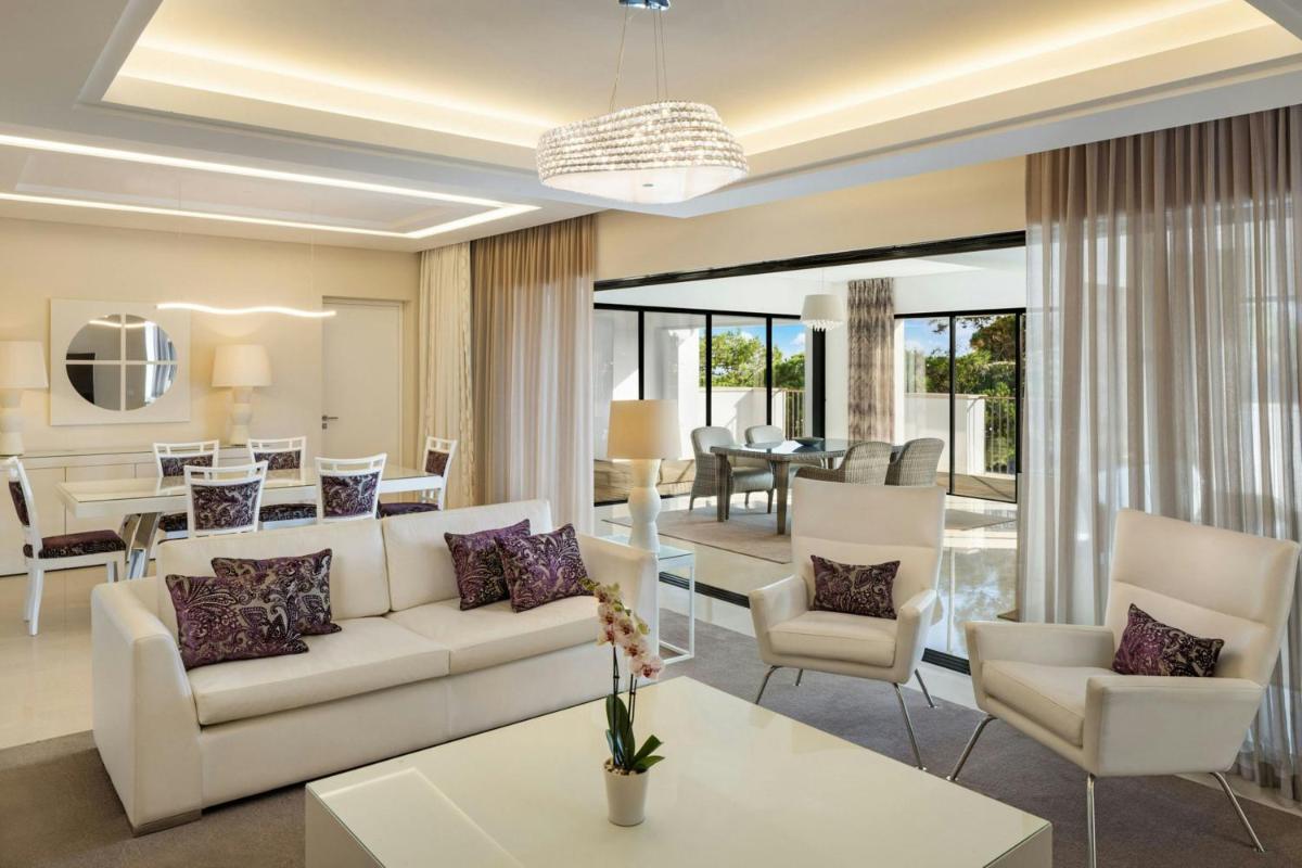 Uma área de estar em Pine Cliffs Ocean Suites, a Luxury Collection Resort & Spa, Algarve