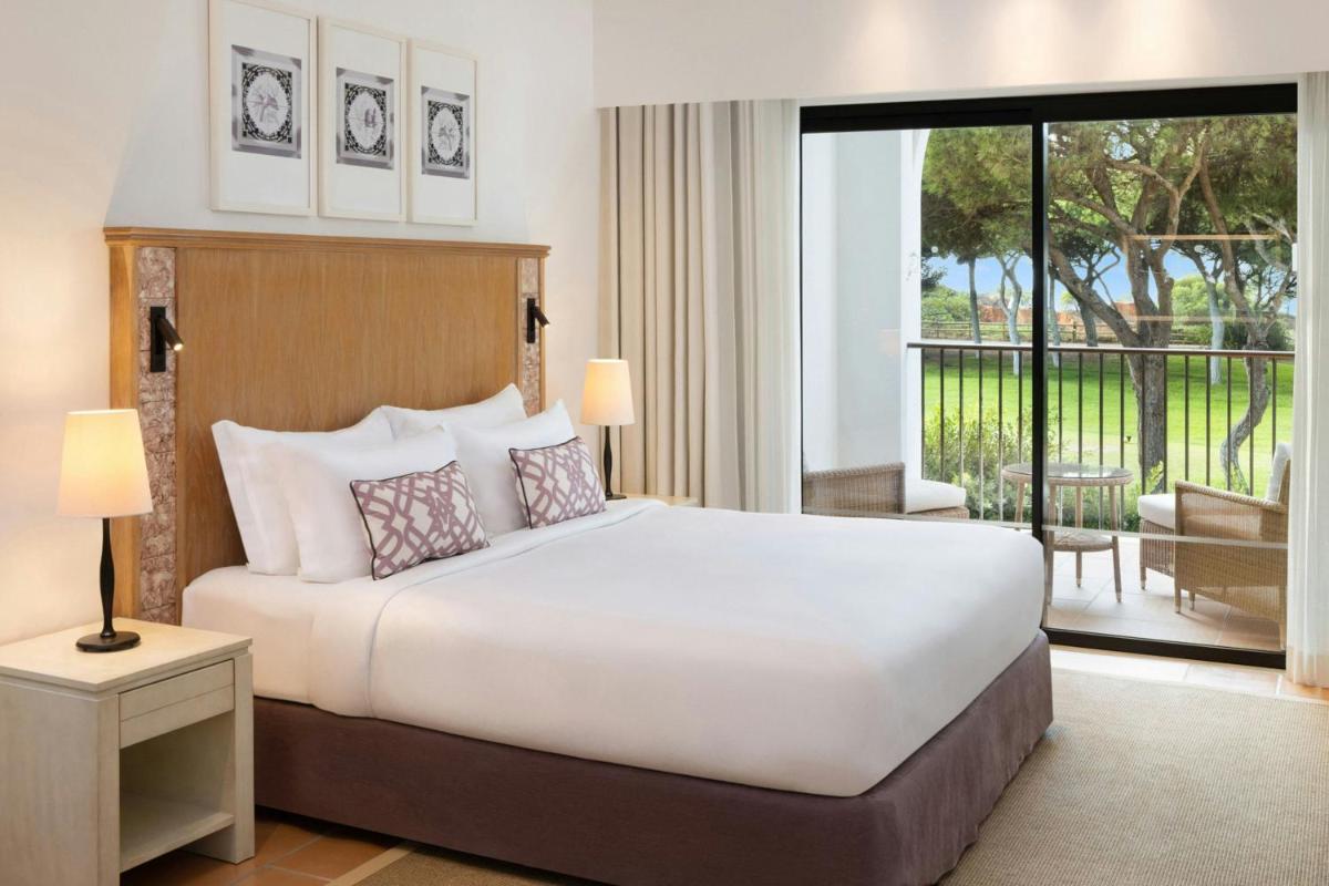 Uma cama ou camas num quarto em Pine Cliffs Ocean Suites, a Luxury Collection Resort & Spa, Algarve