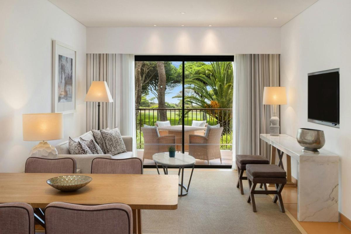 Uma área de estar em Pine Cliffs Ocean Suites, a Luxury Collection Resort & Spa, Algarve