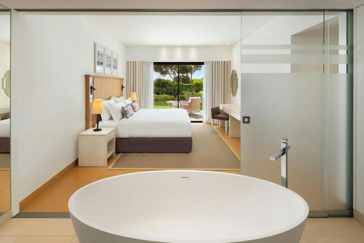 Uma cama ou camas num quarto em Pine Cliffs Ocean Suites, a Luxury Collection Resort & Spa, Algarve