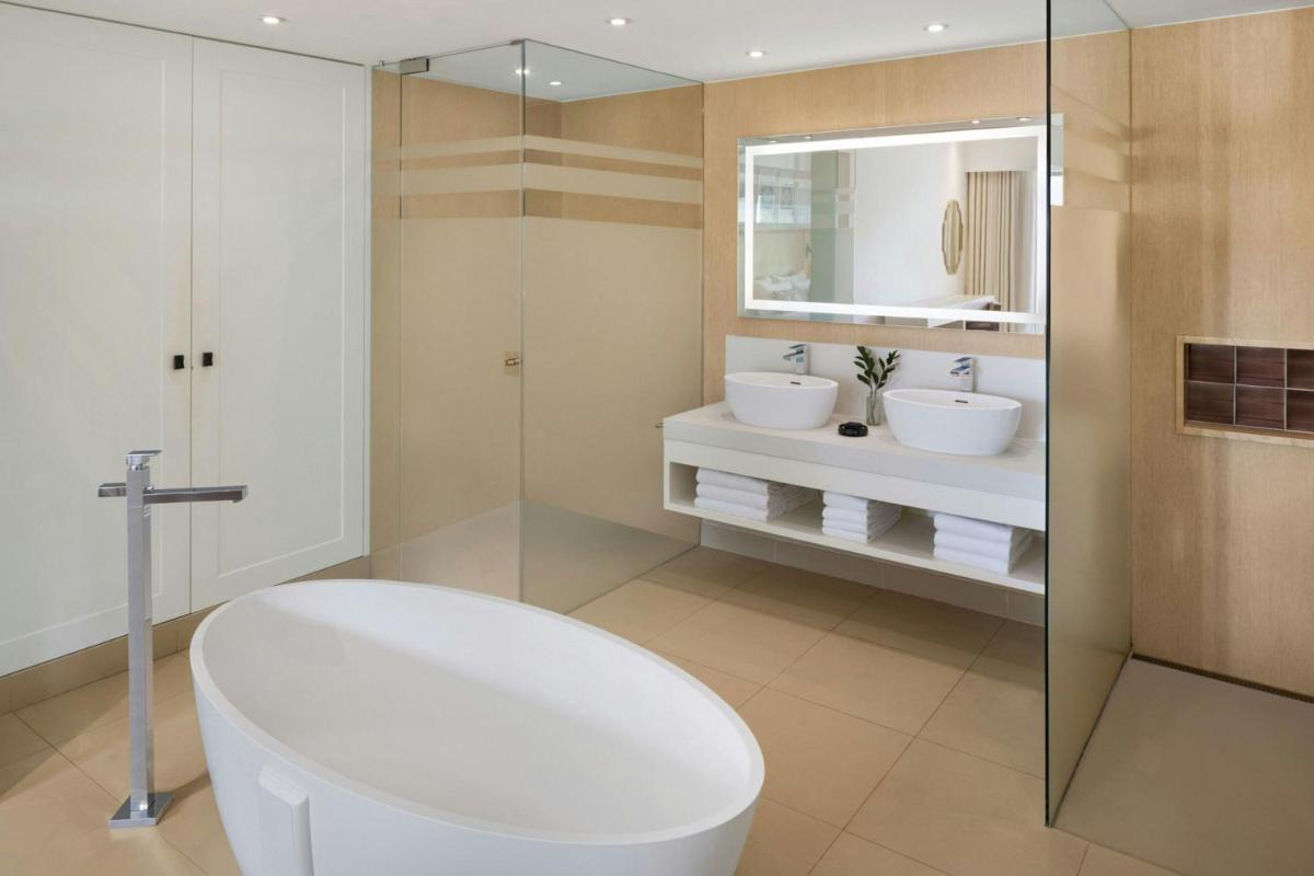Uma casa de banho em Pine Cliffs Ocean Suites, a Luxury Collection Resort & Spa, Algarve