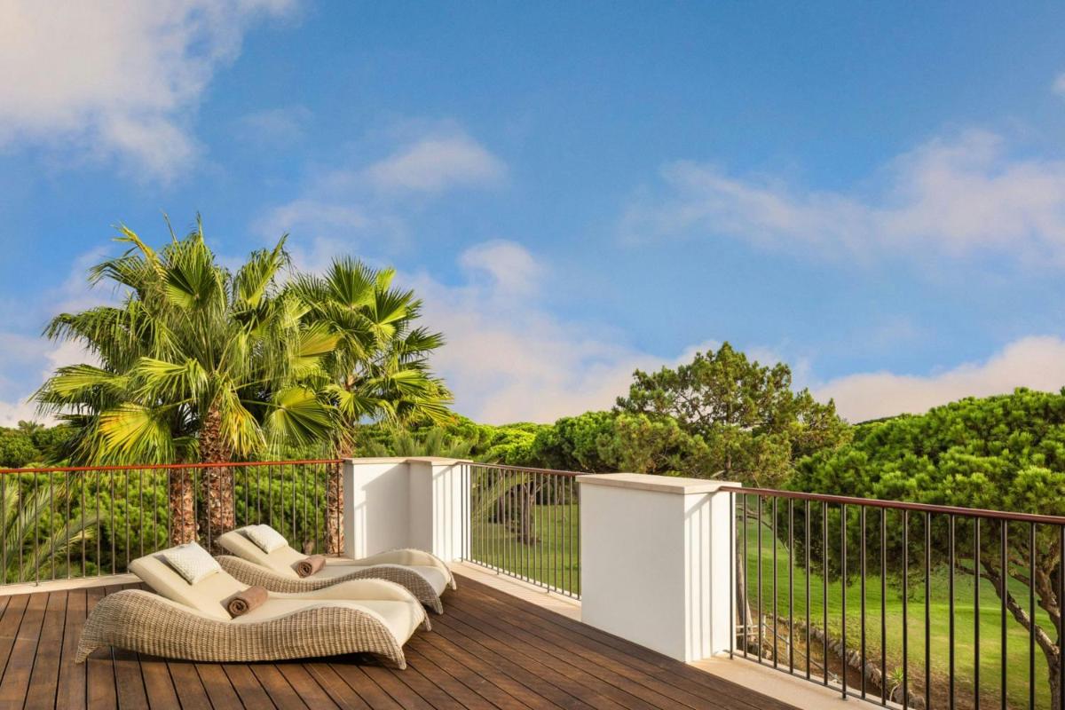 Um jardim no exterior de Pine Cliffs Ocean Suites, a Luxury Collection Resort & Spa, Algarve