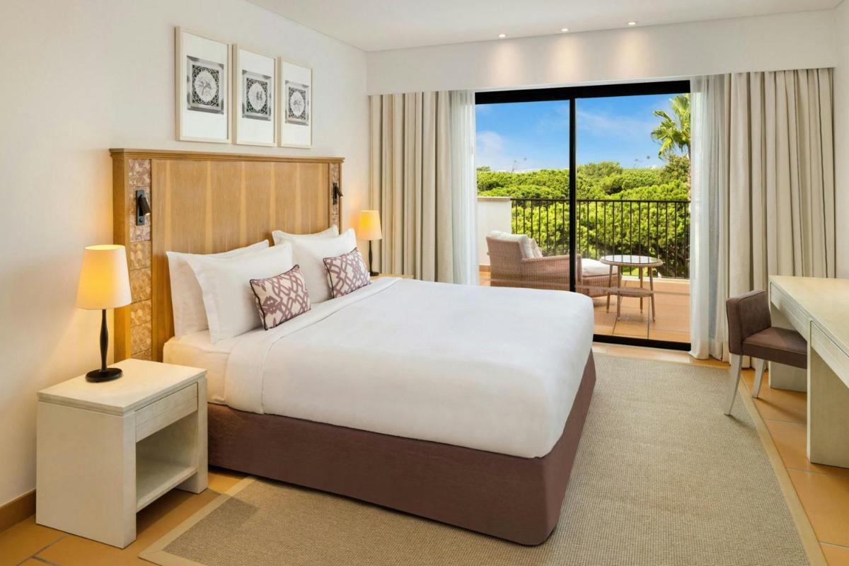 Uma cama ou camas num quarto em Pine Cliffs Ocean Suites, a Luxury Collection Resort & Spa, Algarve