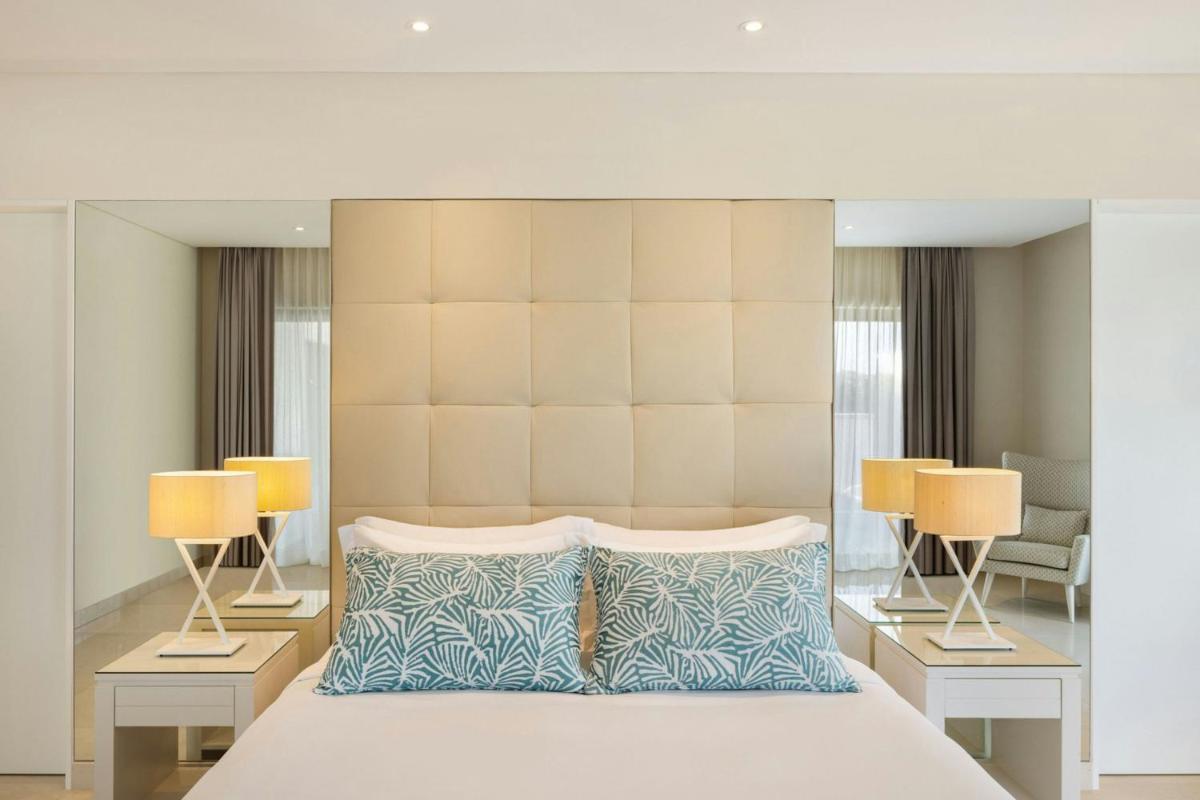 Uma cama ou camas num quarto em Pine Cliffs Ocean Suites, a Luxury Collection Resort & Spa, Algarve