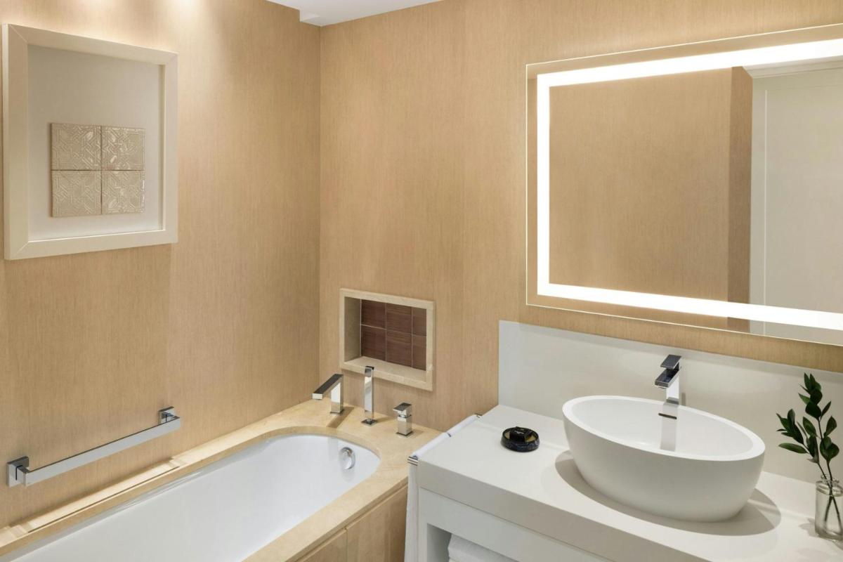 Uma casa de banho em Pine Cliffs Ocean Suites, a Luxury Collection Resort & Spa, Algarve