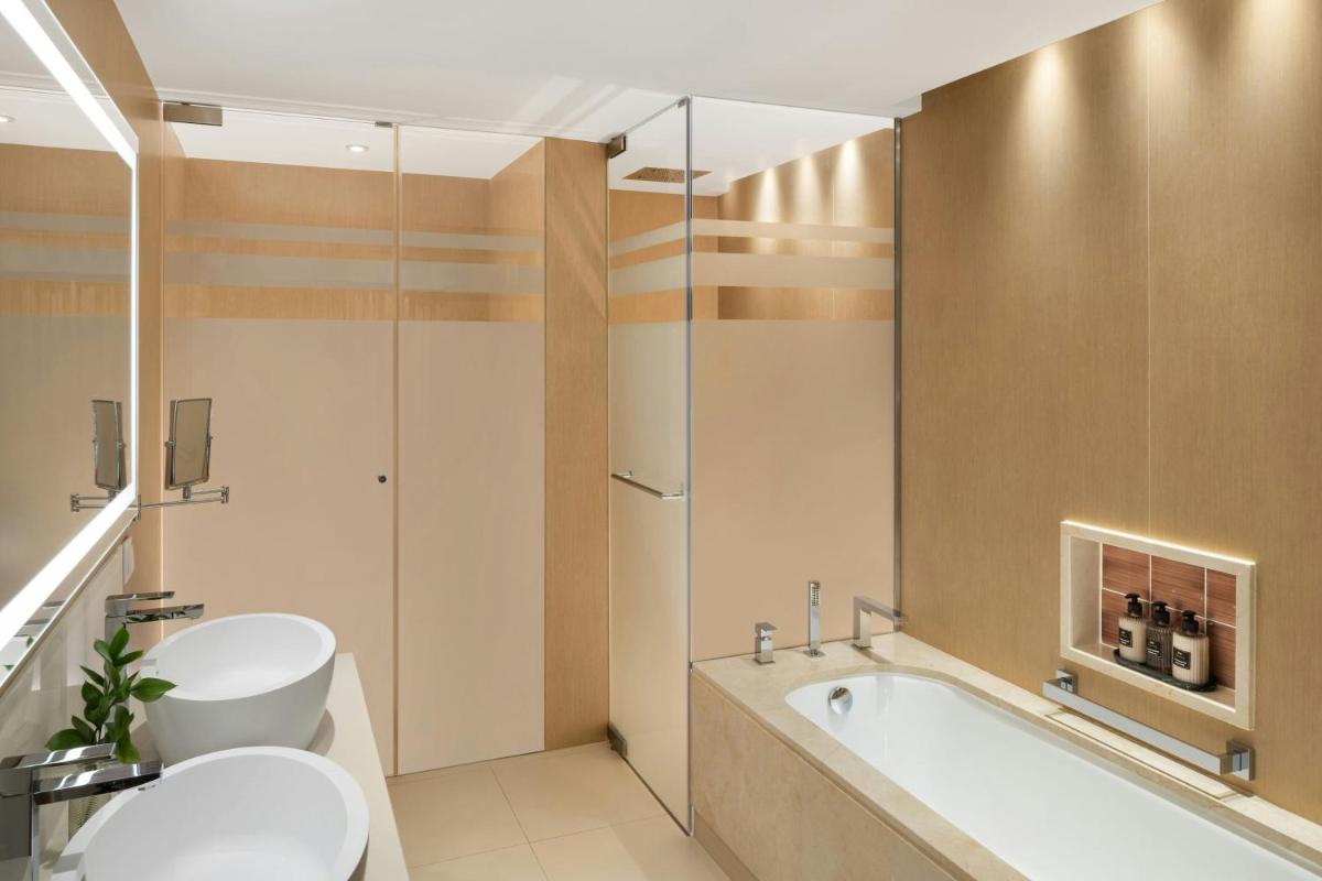 Uma casa de banho em Pine Cliffs Ocean Suites, a Luxury Collection Resort & Spa, Algarve