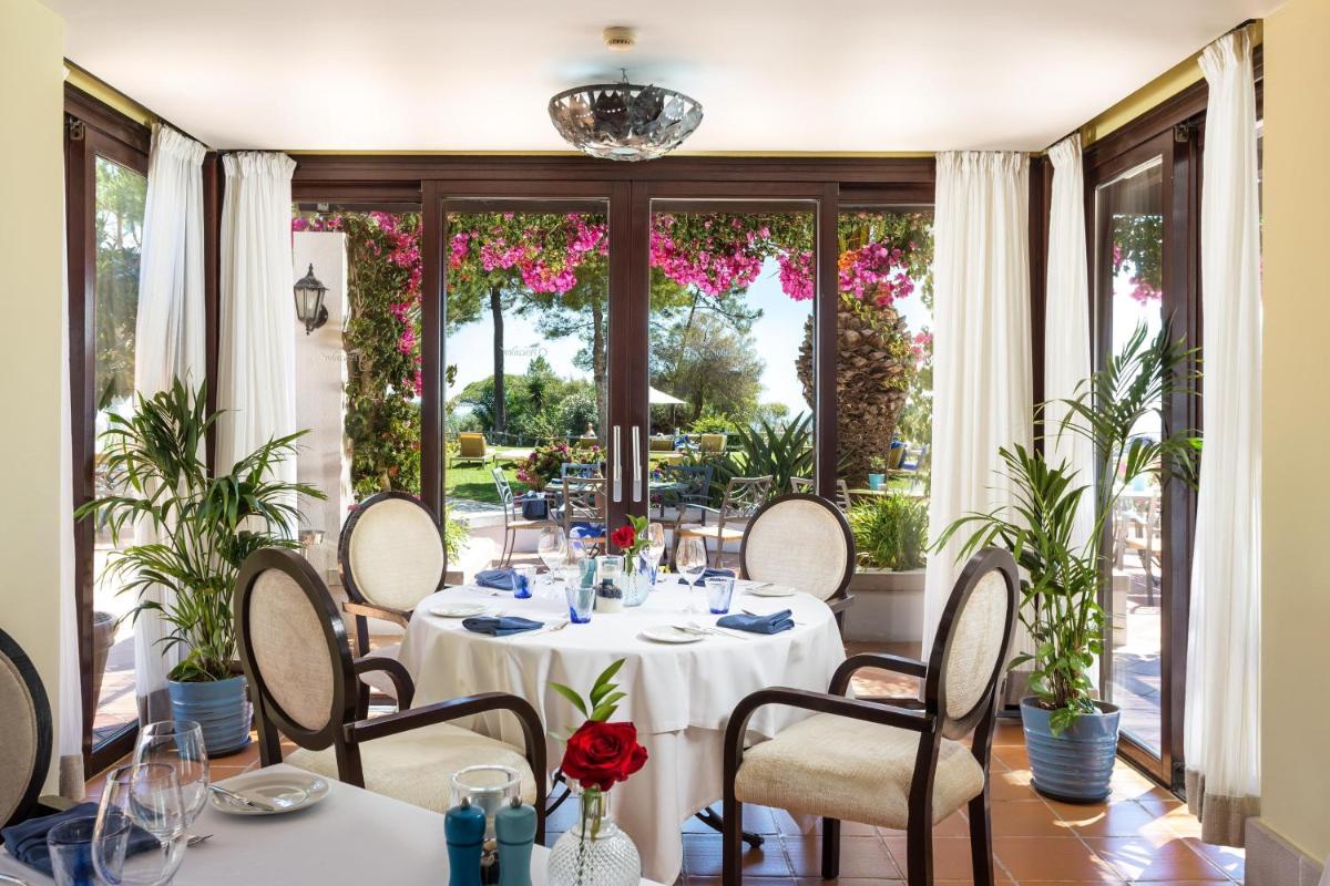 Um restaurante ou outro lugar para comer em Pine Cliffs Ocean Suites, a Luxury Collection Resort & Spa, Algarve