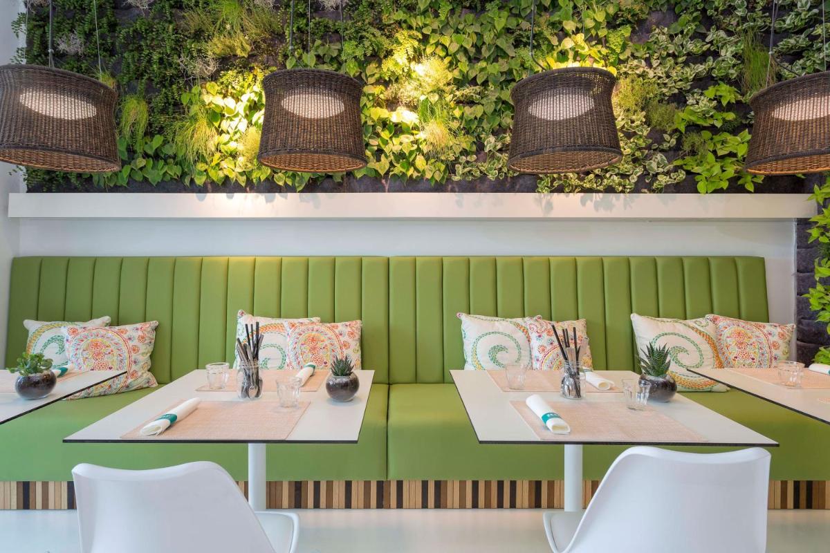 Uma área de estar em Pine Cliffs Ocean Suites, a Luxury Collection Resort & Spa, Algarve