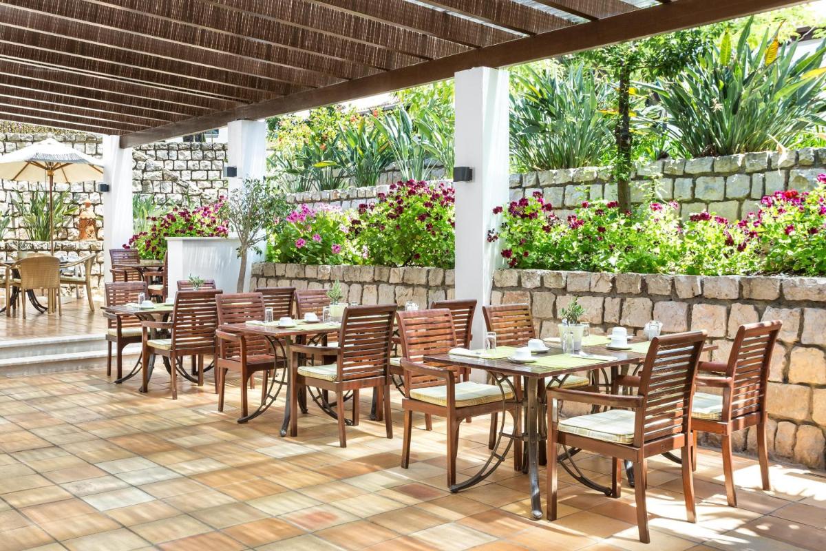 Um jardim no exterior de Pine Cliffs Ocean Suites, a Luxury Collection Resort & Spa, Algarve