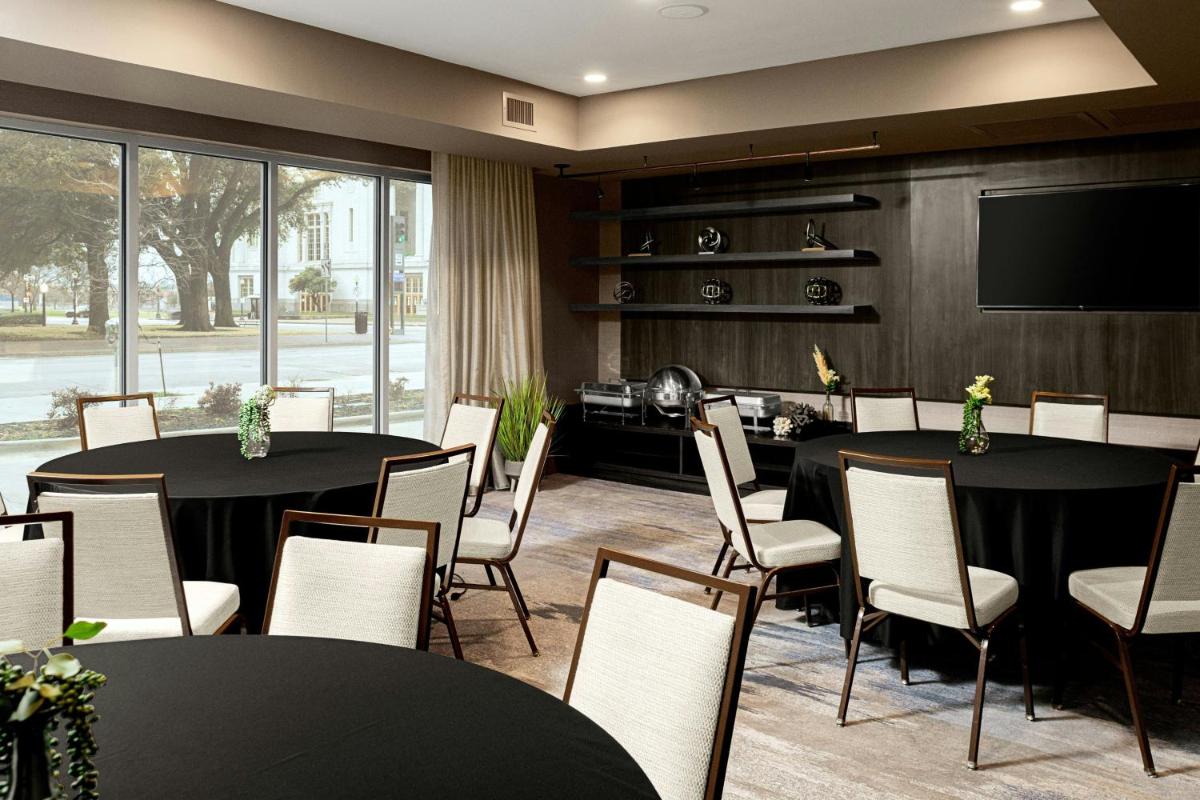 Courtyard by Marriott Dallas Downtown/Reunion District - Housity