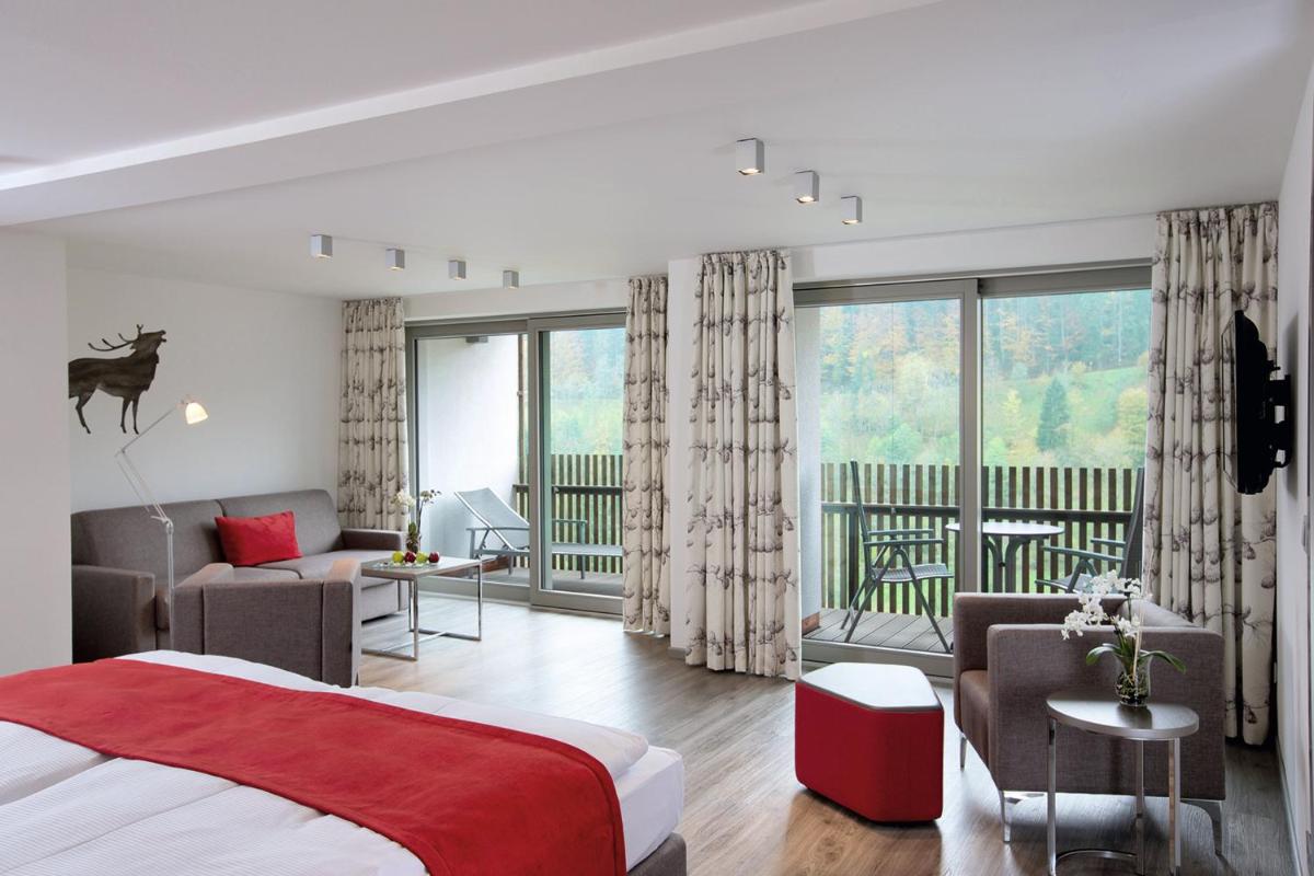 Ein Bett oder Betten in einem Zimmer der Unterkunft Hotel Traube Tonbach