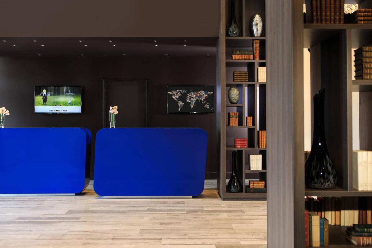 Bibliothèque dans l'hôtel