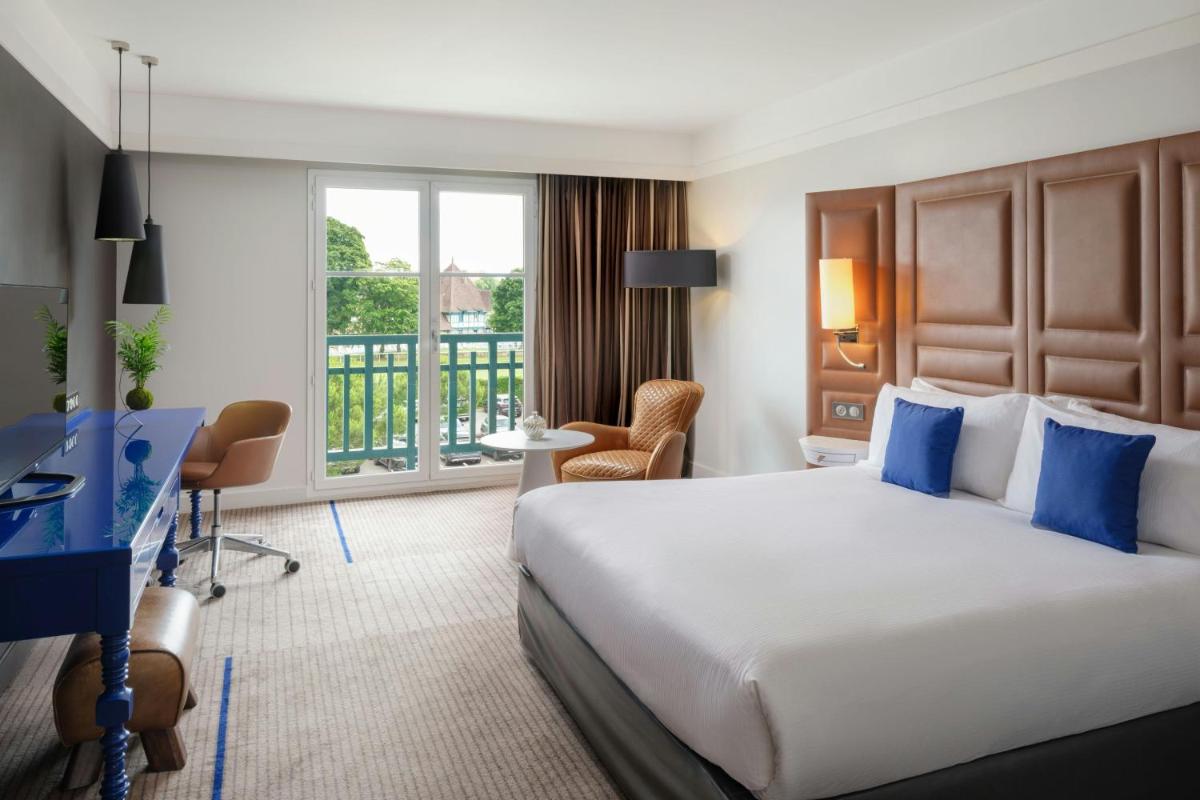 Un ou plusieurs lits dans un hébergement de l'établissement Renaissance Paris Hippodrome de St. Cloud Hotel