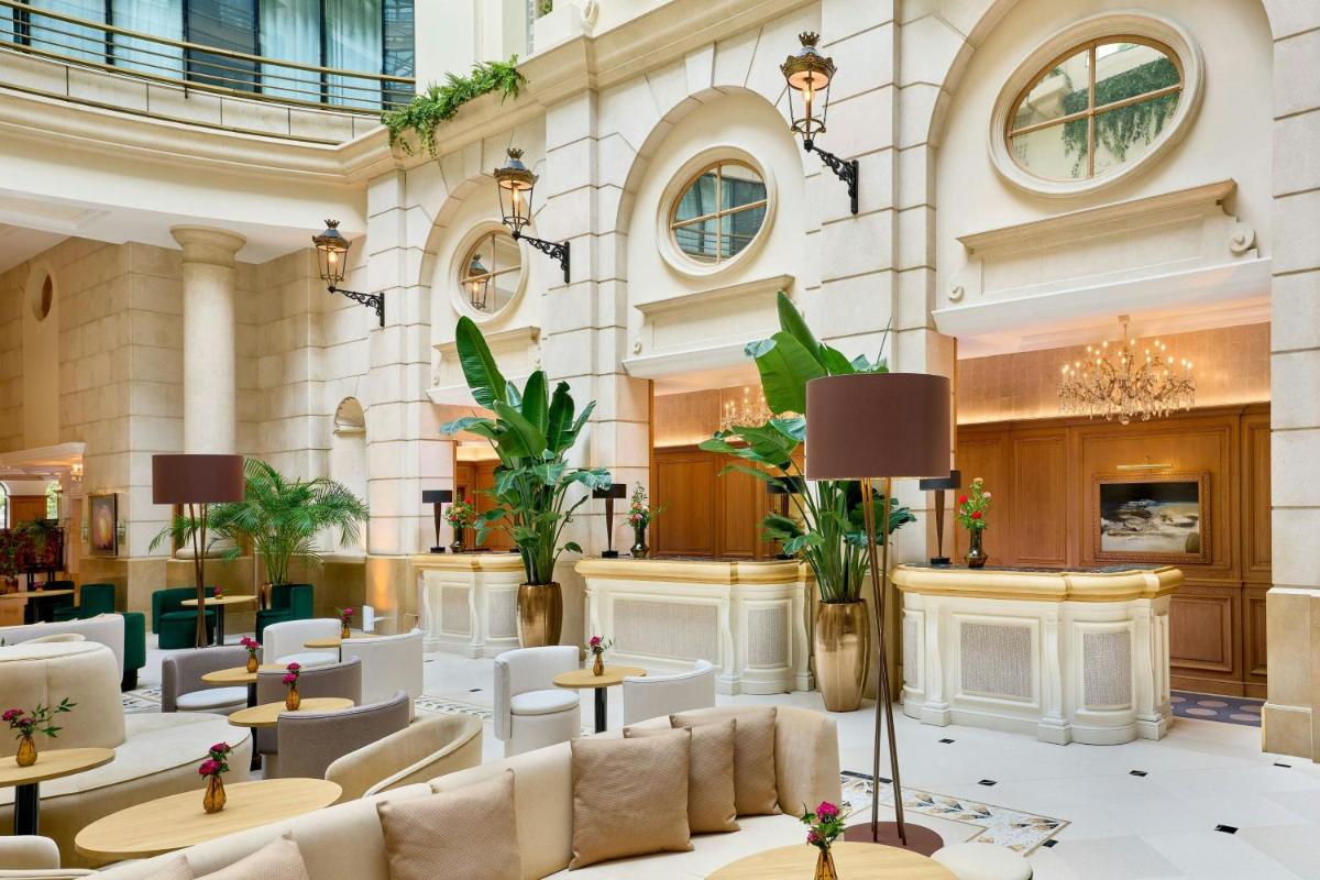 - un hall d'un hôtel avec des tables et des chaises dans l'établissement Paris Marriott Champs Elysees Hotel, à Paris