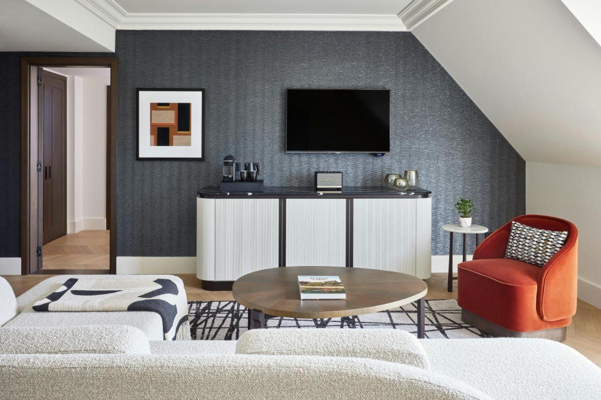 Télévision ou salle de divertissement dans l'établissement Paris Marriott Champs Elysees Hotel