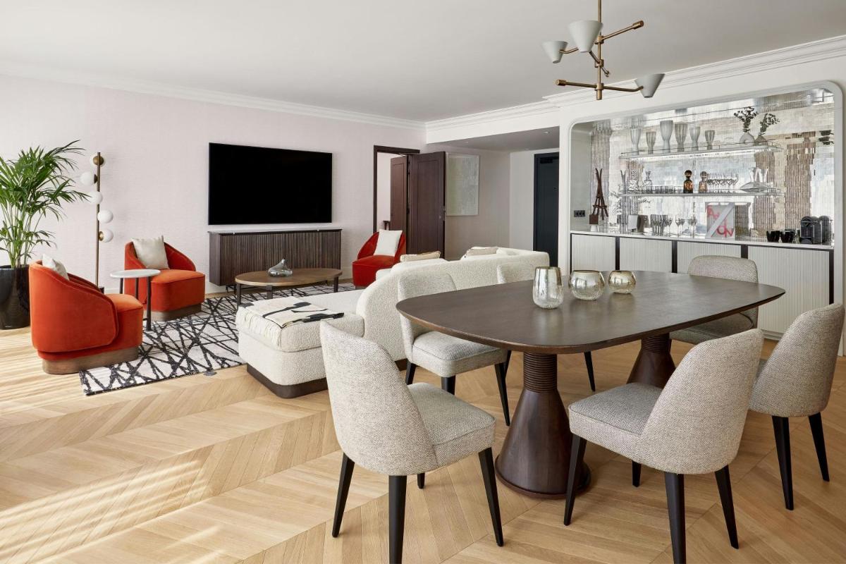 Télévision ou salle de divertissement dans l'établissement Paris Marriott Champs Elysees Hotel