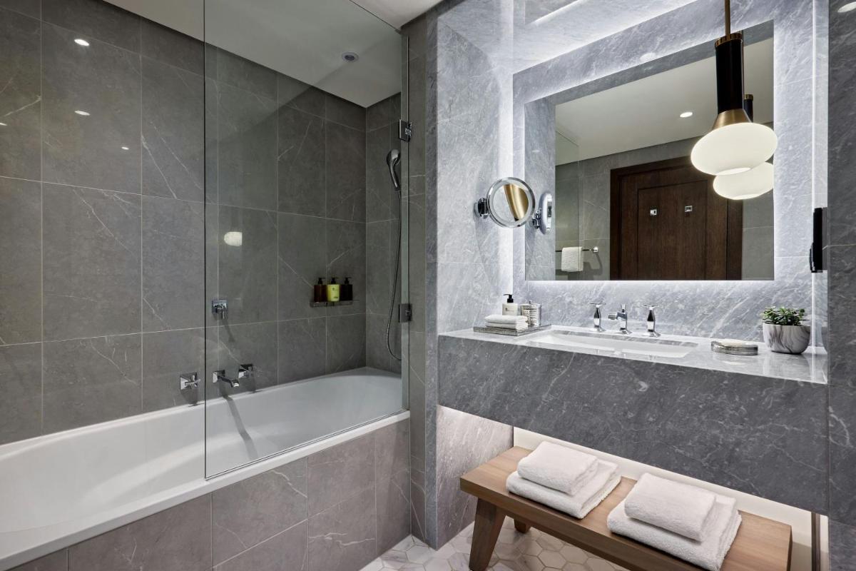 Salle de bains dans l'établissement Paris Marriott Champs Elysees Hotel