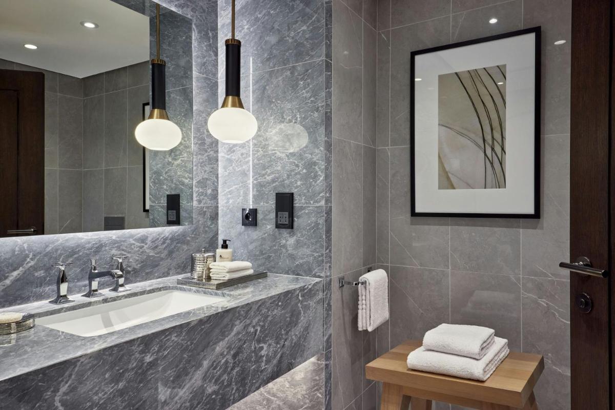 Salle de bains dans l'établissement Paris Marriott Champs Elysees Hotel