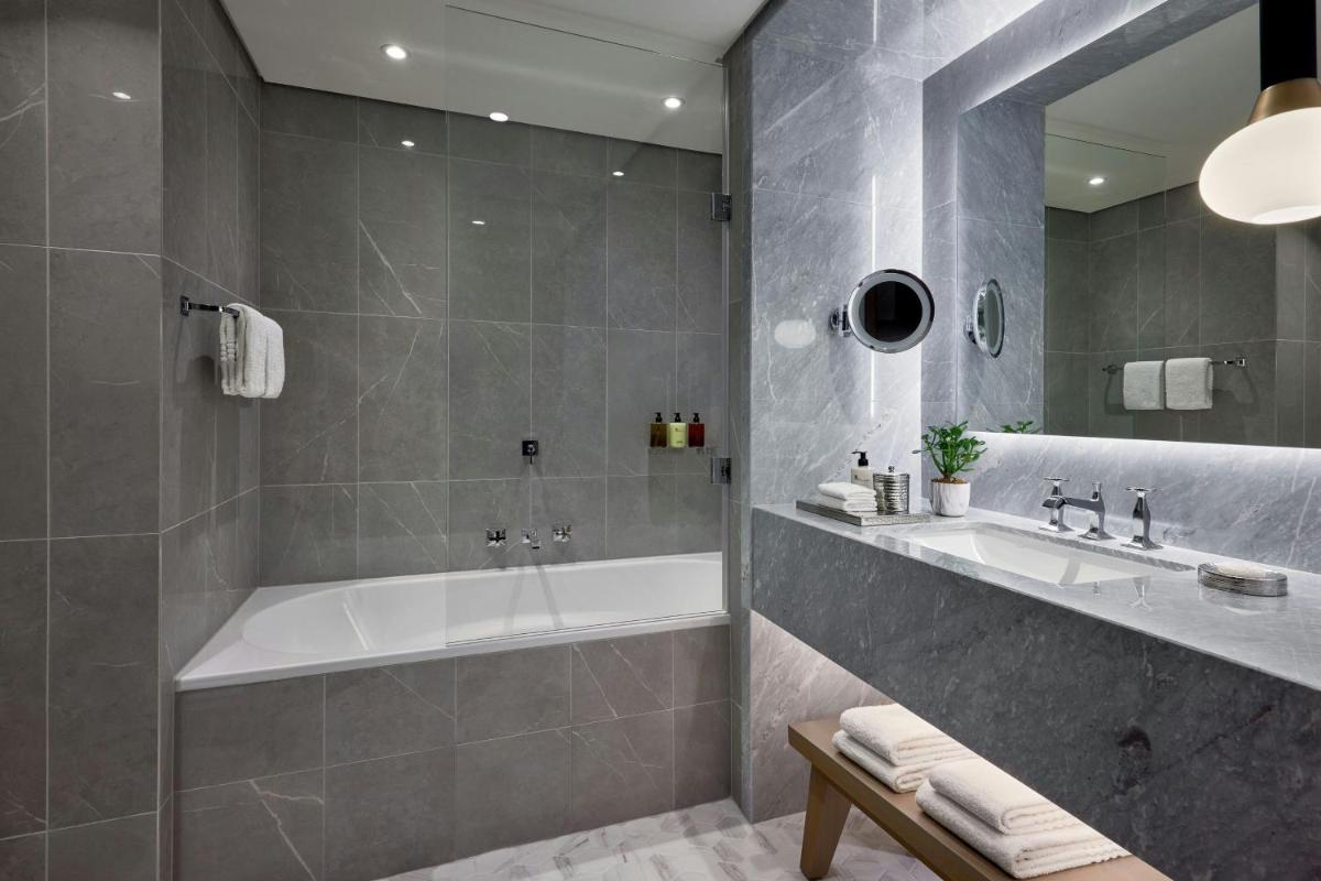 Salle de bains dans l'établissement Paris Marriott Champs Elysees Hotel