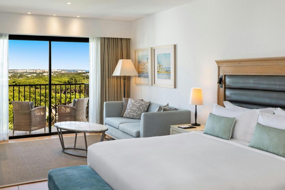 Uma cama ou camas num quarto em Pine Cliffs Ocean Suites, a Luxury Collection Resort & Spa, Algarve