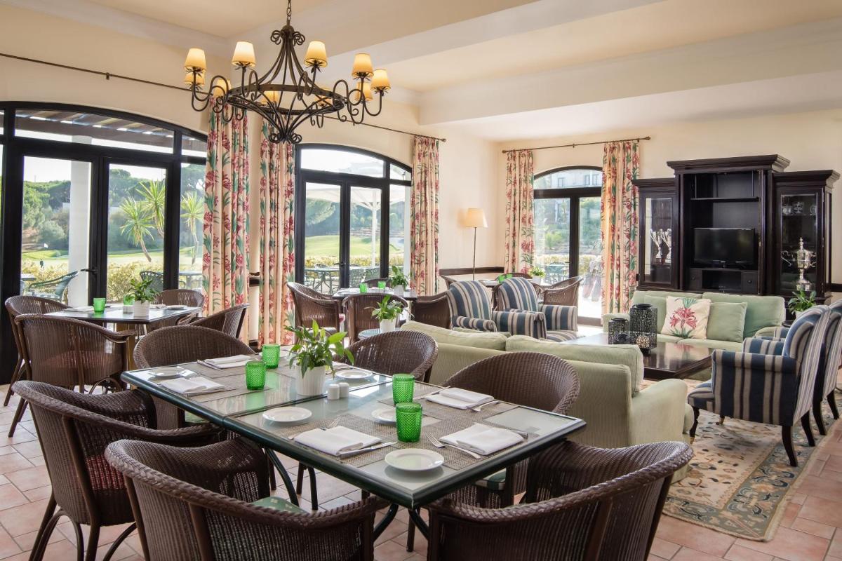 Uma área de estar em Pine Cliffs Ocean Suites, a Luxury Collection Resort & Spa, Algarve