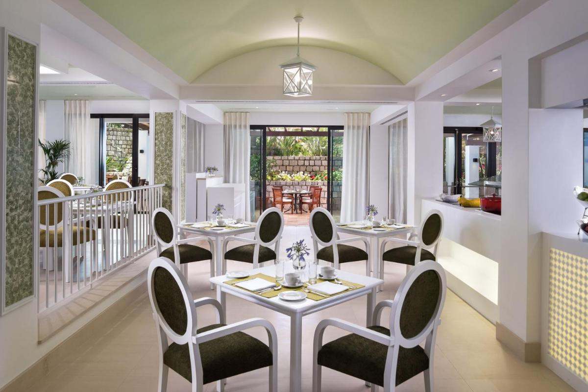 Uma área de estar em Pine Cliffs Ocean Suites, a Luxury Collection Resort & Spa, Algarve