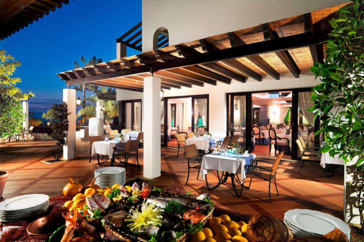 Um restaurante ou outro lugar para comer em Pine Cliffs Ocean Suites, a Luxury Collection Resort & Spa, Algarve