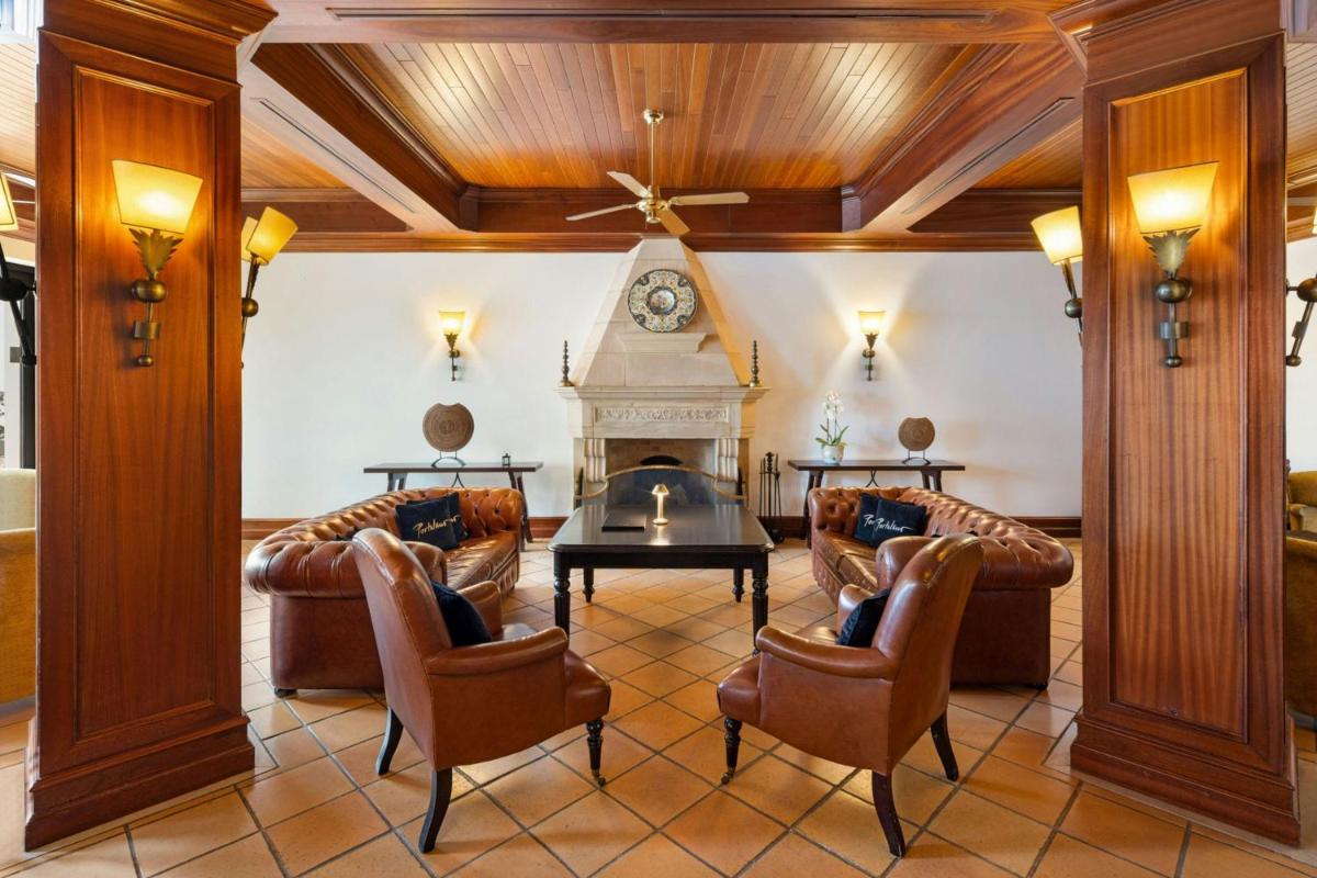 Uma área de estar em Pine Cliffs Ocean Suites, a Luxury Collection Resort & Spa, Algarve