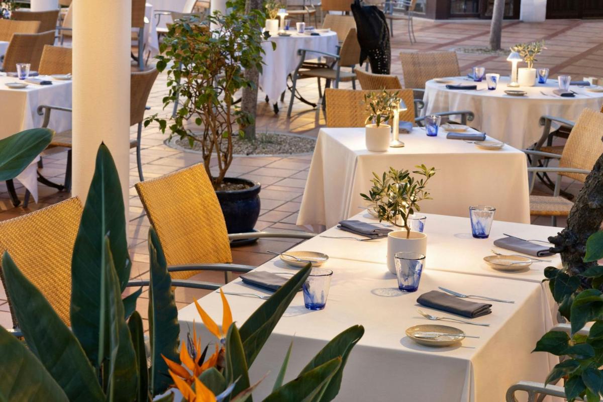 Um restaurante ou outro lugar para comer em Pine Cliffs Ocean Suites, a Luxury Collection Resort & Spa, Algarve