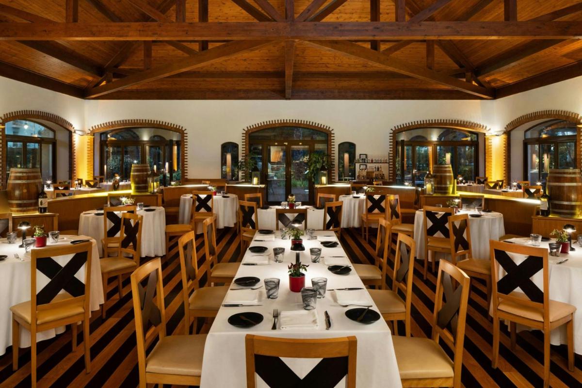 Um restaurante ou outro lugar para comer em Pine Cliffs Ocean Suites, a Luxury Collection Resort & Spa, Algarve